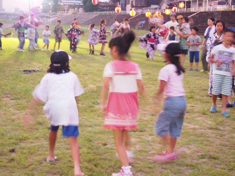 おどる子供